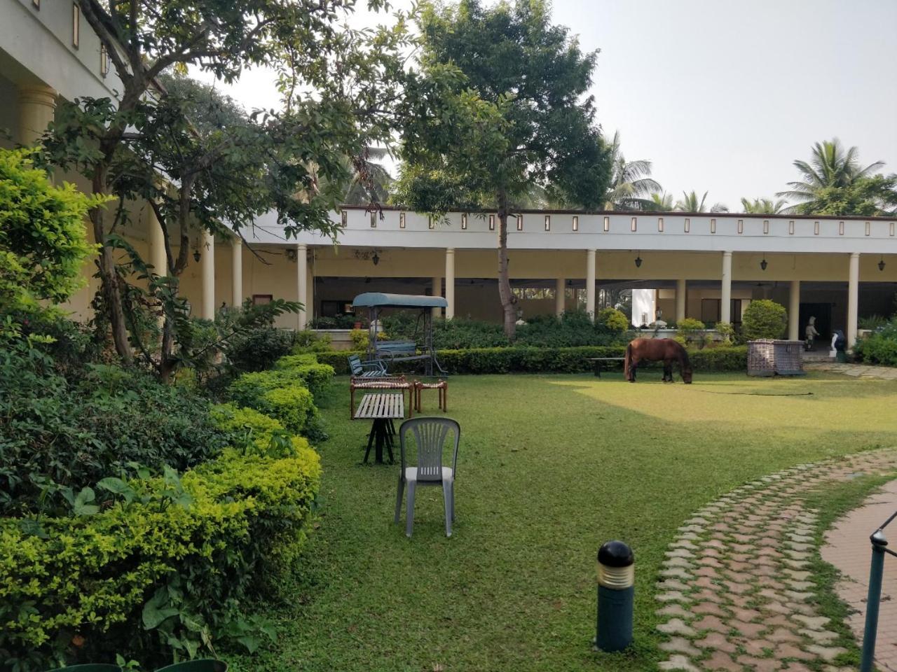 Dharamshi Resorts Hassan Extérieur photo
